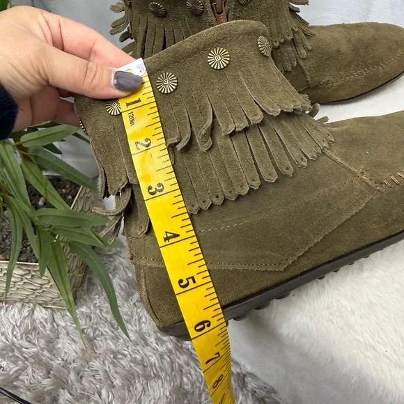 Minnetonka Women’s Soft Suede Double Fringe Side Zip Boot Olive Green Sz 9 - Picture 11 of 12